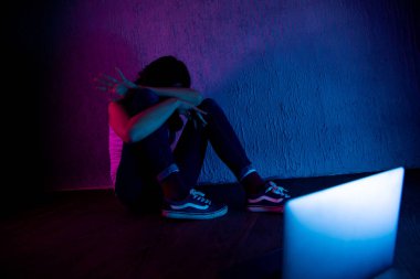 korkmuş ve üzgün kadın genç bilgisayar dizüstü cyberbullying ve çevrimiçi varlık taciz acı ile stalker ya da umutsuz ve siber zorbalık içinde aşağılanmış hissediyor dedikodu tarafından istismar