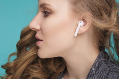 Tula, Rusya - 24 Ocak 2019: Mutlu kadın dinleme müzik Apple Airpods kablosuz .