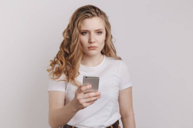 Ona telefon ile sinirli kız portresi. Cep telefonu ile ilgili sorunlar.