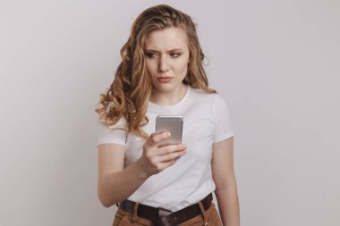 Ona telefon ile sinirli kız portresi. Cep telefonu ile ilgili sorunlar.