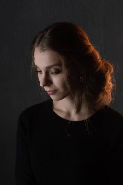 Yan suratlı genç ve güzel kadın poz izole, clousup portre