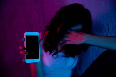 üzgün ve korkmuş kadın genç bilgisayar dizüstü cyberbullying ve çevrimiçi varlık taciz acı ile stalker ya da umutsuz ve siber zorbalık içinde aşağılanmış hissediyor dedikodu tarafından istismar