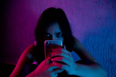 üzgün ve korkmuş kadın genç bilgisayar dizüstü cyberbullying ve çevrimiçi varlık taciz acı ile stalker ya da umutsuz ve siber zorbalık içinde aşağılanmış hissediyor dedikodu tarafından istismar