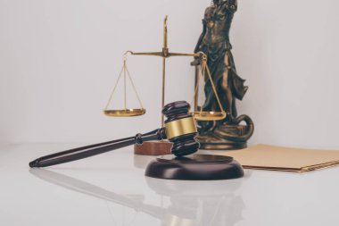 Adalet avukat hukuk bürosu arka planda takım toplantısı ile tokmak Yargıç. Kavramları