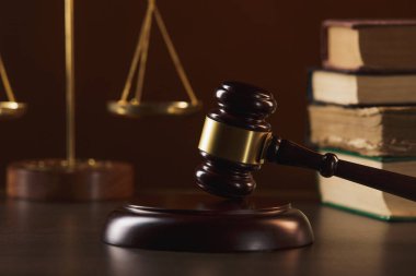 Adalet avukat hukuk bürosu arka planda takım toplantısı ile tokmak Yargıç