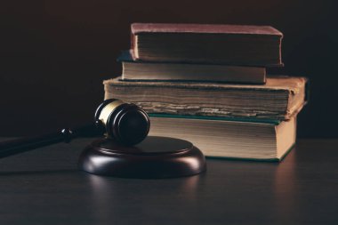 Hukuk kavramı - tablo bir ahşap hakimler tokmak ile kitap bir