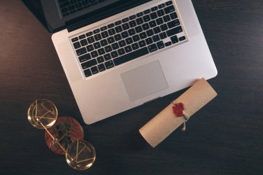Adalet ve hukuk kavramı. Avukat işyeri dizüstü bilgisayar ve koyu ahşap belgelerle