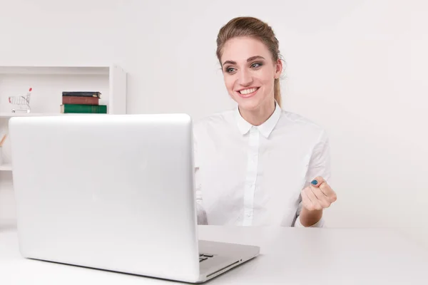 Jovem empresária em uma blusa branca sentada em um escritório. Trabalhador de escritório sentado na frente do novo computador branco — Fotografia de Stock