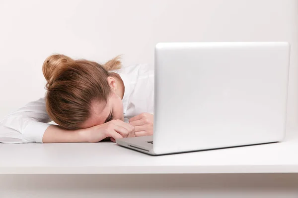 Sobretrabajado y cansado durmiendo sobre un portátil en un escritorio en el trabajo en su — Foto de Stock