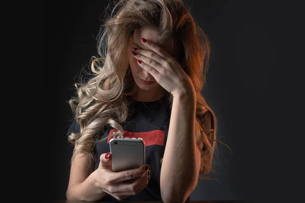 Közelkép kép frusztrált girl, fiatal nő, hogy áldozata a megfélemlítés online — Stock Fotó
