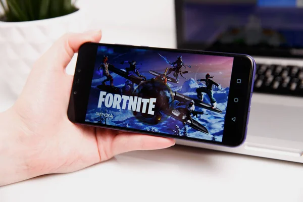 Tula, Russia - 18 Februari 2019: Layar permainan video Fortnite dengan karakter dan pengontrol konsol. Dua minggu Battle Royale game online oleh Epic — Stok Foto