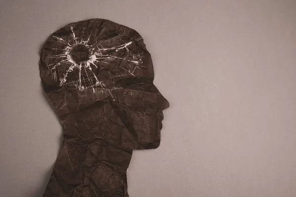 Символ расстройства мозга, представленный человеческой головой, сделан из бумаги. Творческая идея для болезни Альцгеймера, слабоумия, потери памяти и умственного развития — стоковое фото