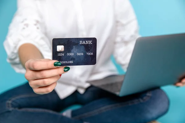 Zdjęcia kobiety przystojny z czarnej karty kredytowej — Zdjęcie stockowe