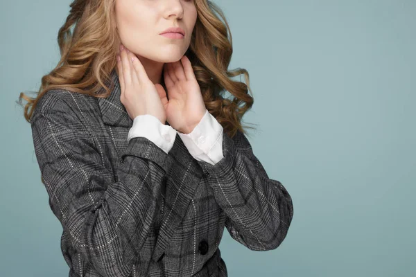 Frauen Schilddrüsenkontrolle. Halsschmerzen eines Volkes — Stockfoto