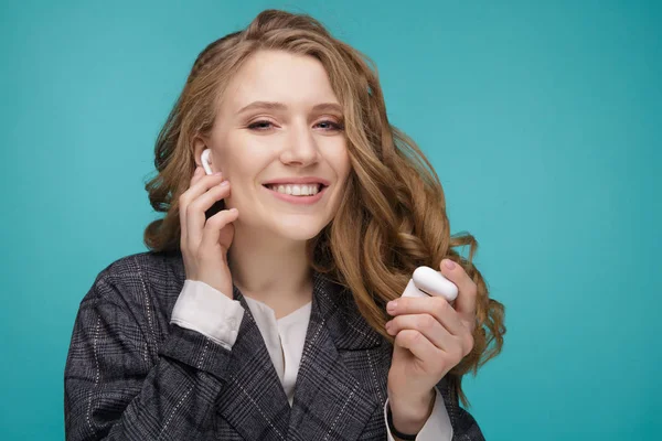 툴라, 러시아-1 월 24 일, 2019: 행복 한 여자 듣기 음악 무선 애플 Airpods. — 스톡 사진