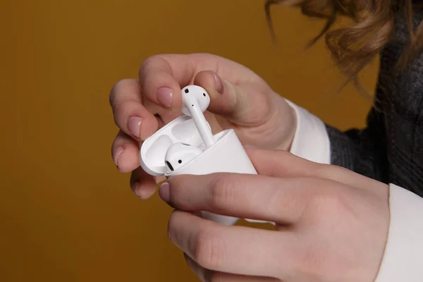 Tula, Russia - JANUARY 24, 2019: Happy woman listening music Apple AirPods wireless . — Stock Photo, Image