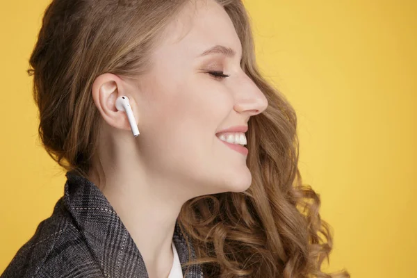Tula, Russia - JANUARY 24, 2019: Happy woman listening music Apple AirPods wireless . — Stock Photo, Image