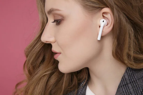 Tula, Rusya - 24 Ocak 2019: Mutlu kadın dinleme müzik Apple Airpods kablosuz .