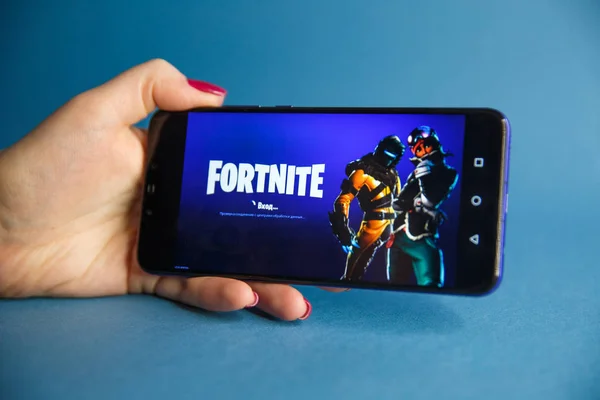 Tula, Russia - JANUARY 27, 2019 - Layar permainan video Fortnite dengan karakter dan pengendali konsol. Dua minggu Battle Royale game online oleh Epic — Stok Foto