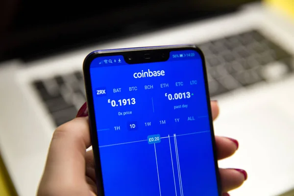 Tula, Rusia - 29 de enero de 2019: Coinbase - Comprar Bitcoin y más, aplicación móvil Secure Wallet en la pantalla — Foto de Stock
