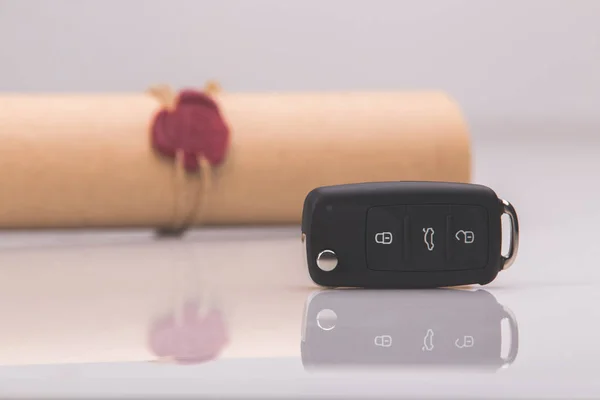 Formulario de empalme para préstamo de coche, pluma y llave en la mesa de madera, vista de cerca — Foto de Stock