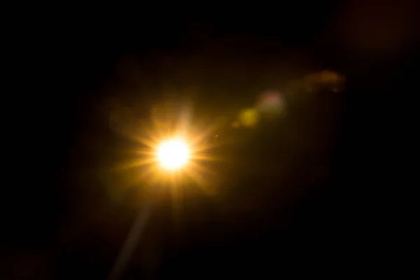 Абстрактний спалах природного Сонця на чорному — стокове фото
