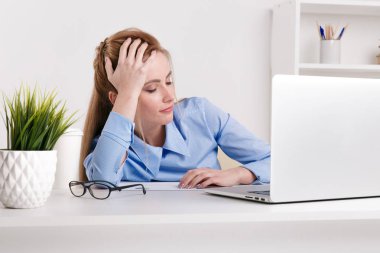 Onun çalışma alanı duygu kötü oturan genç office kız. Kadın bir baş ağrısı vardır. Arayan yorgun.