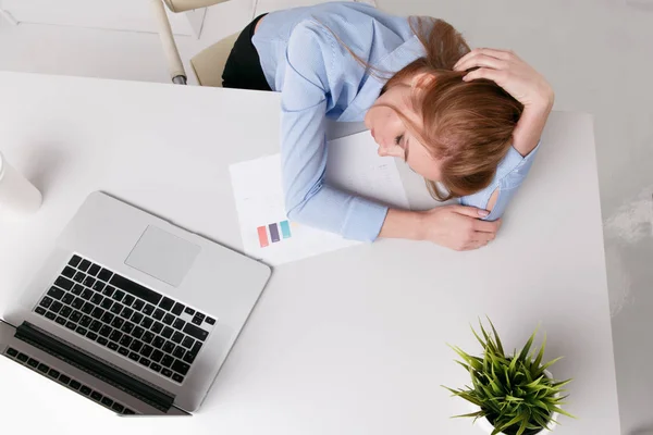 Joven chica de oficina sentada en su lugar de trabajo sintiéndose mal. La mujer tiene dolor de cabeza. Pareces cansado . — Foto de Stock