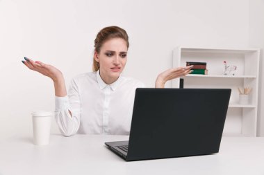 Dizüstü bilgisayarda çalışan genç çekici kadın modern ofis masasında sürekli baş ağrısı hakkında stres, kronik ağrı giderici bir migren vererek gürültülü gürültülü office unut, yatıştırmaya yardımcı olmak için Tapınağı Masaj