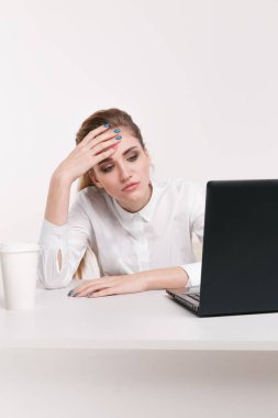 Dizüstü bilgisayarda çalışan genç çekici kadın modern ofis masasında sürekli baş ağrısı hakkında stres, kronik ağrı giderici bir migren vererek gürültülü gürültülü office unut, yatıştırmaya yardımcı olmak için Tapınağı Masaj