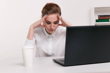 Dizüstü bilgisayarda çalışan genç çekici kadın modern ofis masasında sürekli baş ağrısı hakkında stres, kronik ağrı giderici bir migren vererek gürültülü gürültülü office unut, yatıştırmaya yardımcı olmak için Tapınağı Masaj