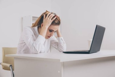 Dizüstü bilgisayarda çalışan genç çekici kadın modern ofis masasında sürekli baş ağrısı hakkında stres, kronik ağrı giderici bir migren vererek gürültülü gürültülü office unut, yatıştırmaya yardımcı olmak için Tapınağı Masaj