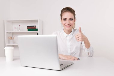 Proje Danışma beyaz arka planda çalışan ve başparmak gösteren gülümseyen ve olumlu mutlu Afro-Amerikan olan kadın güzel yüzünü, dizüstü bilgisayar kullanarak