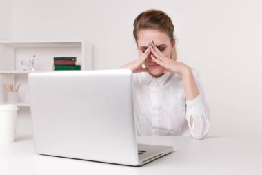 Office kadın duygu srtessed yorgun ve başım ağrıyor. Dizüstü bilgisayar sorunları