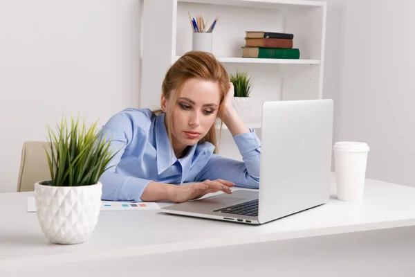 Tired office girl working, feeling bad. — Stock Photo, Image