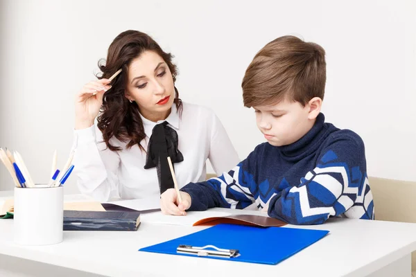 Junger Lehrer versucht, dem Jungen Informationen zu erklären. Gemeinsam erziehen. — Stockfoto