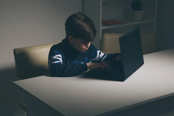 Imagem de perto de bullying adolescente menino sentindo-se chateado na frente do computador. Estressado menino triste é bullying por seus colegas de classe . — Fotografia de Stock