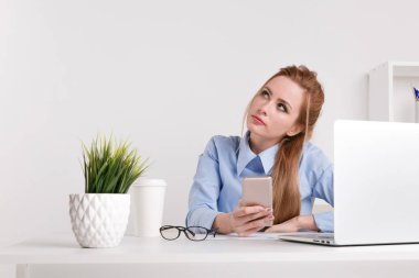 Bilgisayar tarafından çalışan yorgun office kadın portresi. Dizüstü sorunu.