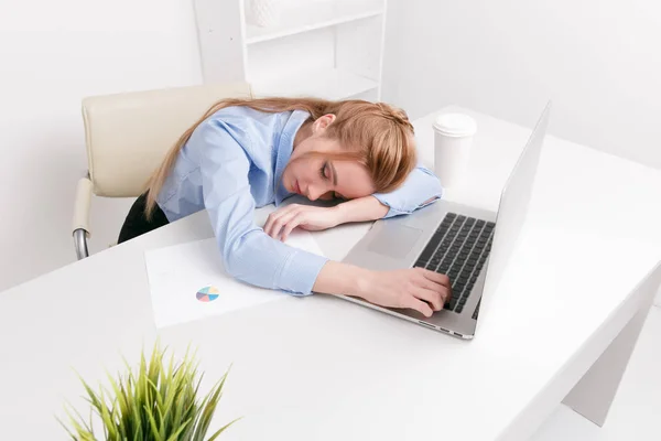 Joven chica de oficina sentada en su lugar de trabajo sintiéndose mal. La mujer tiene dolor de cabeza. Pareces cansado . — Foto de Stock