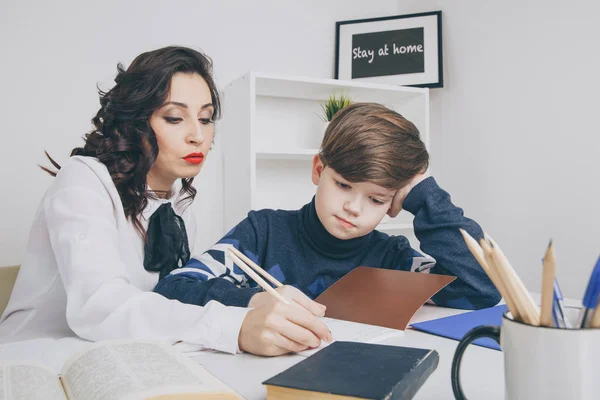 Junger Lehrer versucht, dem Jungen Informationen zu erklären. Gemeinsam erziehen. — Stockfoto