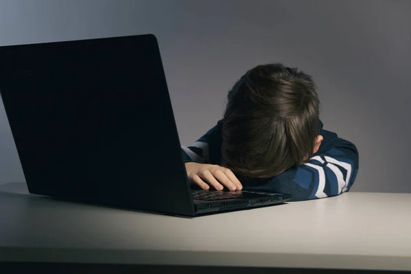 Primer plano de la intimidación adolescente sensación de malestar frente a la computadora. Chico triste estresado es intimidación por sus compañeros de clase . — Foto de Stock