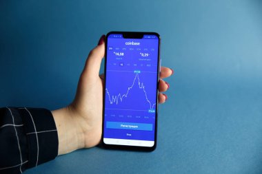 Tula, Rusya - 29 Ocak 2019: Coinbase - Bitcoin satın almak ve daha güvenli cüzdan mobil app üstünde belgili tanımlık göstermek
