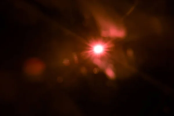 Абстрактные линзы вспыхивают красным светом над черным — стоковое фото