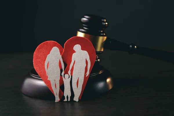 รูปร่างครอบครัวและเกวียนบนโต๊ะ กฎหมายครอบครัว — ภาพถ่ายสต็อก