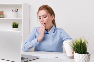 Genç office uykulu hissediyorum onun işyerinde oturan kız.