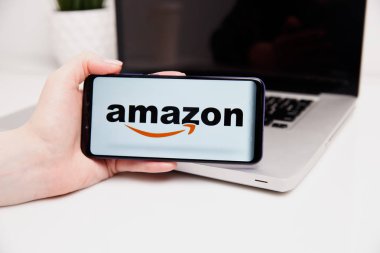 Tula, Rusya - 18 Şubat 2019: online alışveriş Amazon logosu, gösterilen þekilde ayarlamak Amazon.com, Inc Amerikan Uluslararası Elektronik Ticaret şirket.