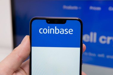 Tula, Rusya - 18 Şubat 2019: Satın Bitcoin ve daha güvenli cüzdan mobil app üstünde belgili tanımlık göstermek