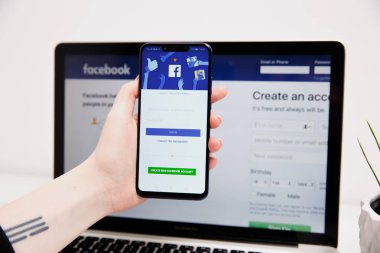 Tula, Rusya - 18 Şubat 2019: Facebook sosyal medya app logo kütük-içinde kayıt kayıt sayfası iş kişi elinde iphone akıllı cihazlarda mobil app ekranda