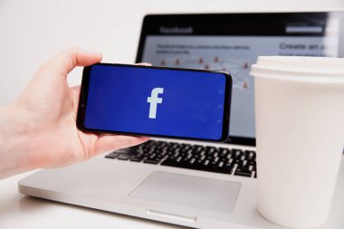 Tula, Rusya - 18 Şubat 2019: Facebook sosyal medya app logo kütük-içinde kayıt kayıt sayfası iş kişi elinde iphone akıllı cihazlarda mobil app ekranda
