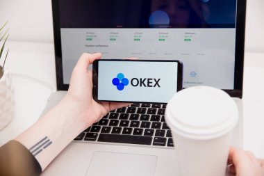 Tula, Rusya - 18 Şubat 2019: modern üzerinde görüntülenen Okex logosu